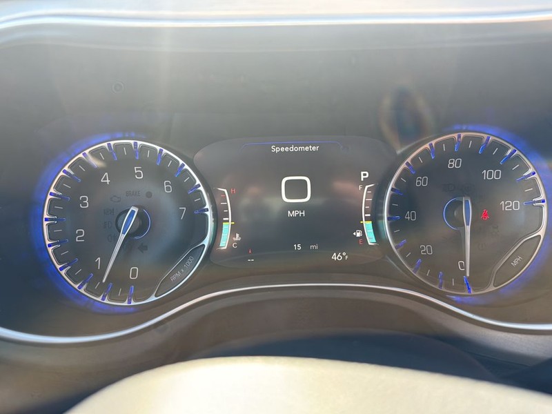 Chrysler Pacifica Vehicle Full-screen Gallery Image 13