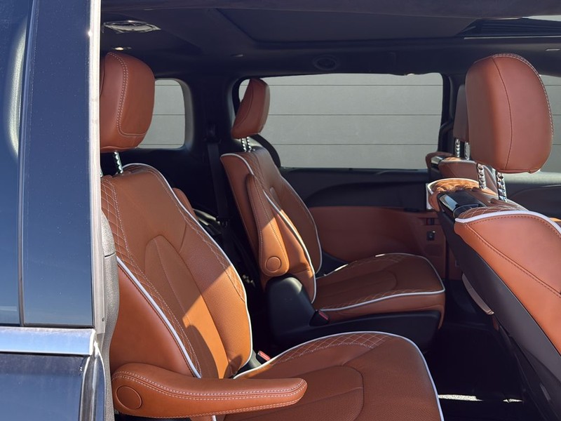 Chrysler Pacifica Vehicle Full-screen Gallery Image 14