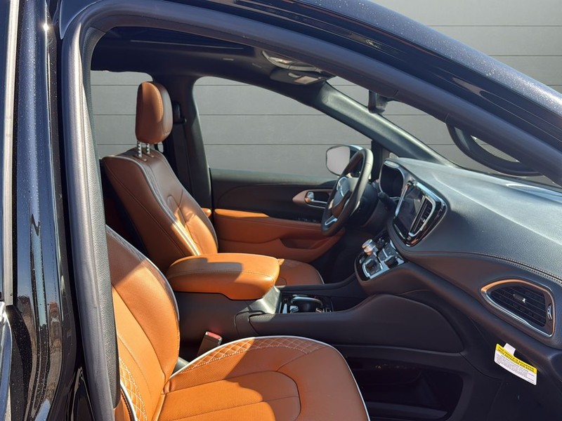 Chrysler Pacifica Vehicle Full-screen Gallery Image 15