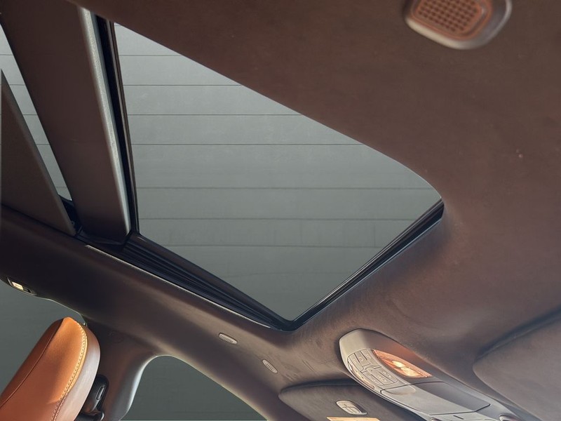 Chrysler Pacifica Vehicle Full-screen Gallery Image 16