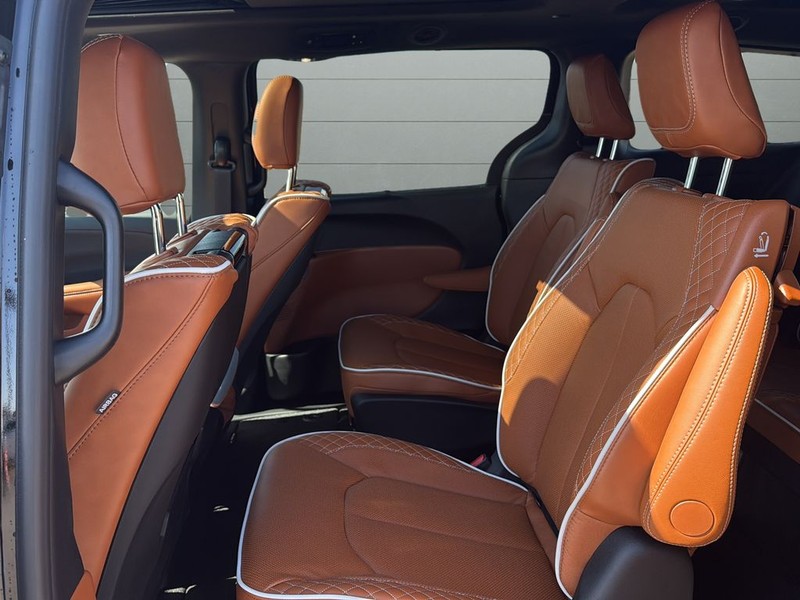 Chrysler Pacifica Vehicle Full-screen Gallery Image 17