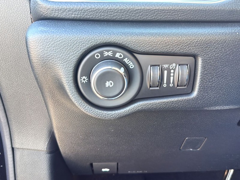 Chrysler Pacifica Vehicle Full-screen Gallery Image 18