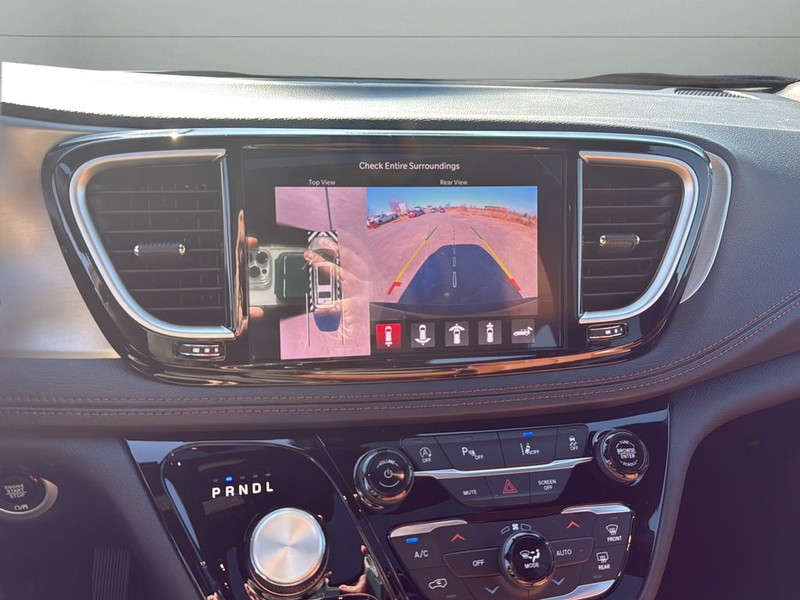 Chrysler Pacifica Vehicle Full-screen Gallery Image 22