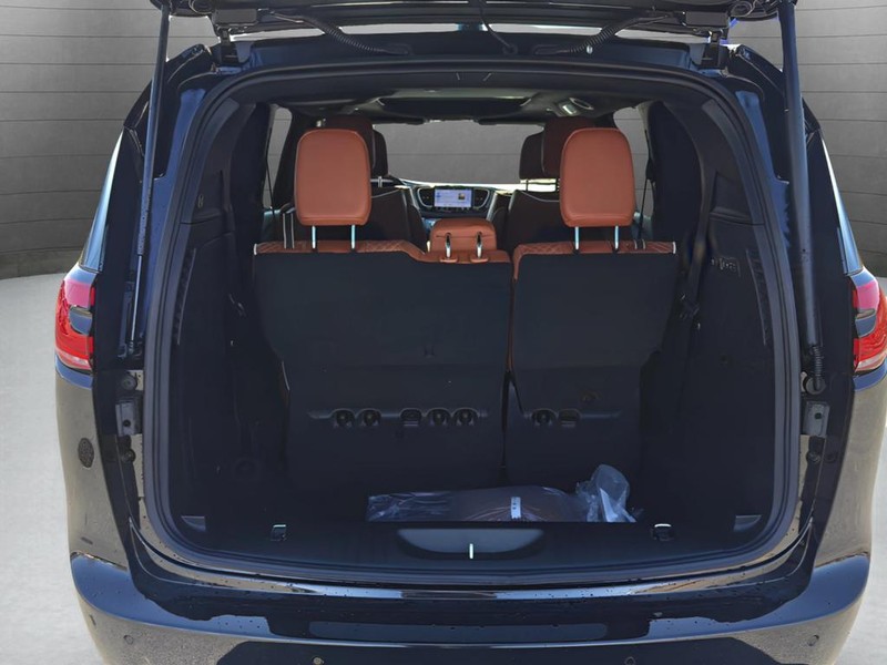 Chrysler Pacifica Vehicle Full-screen Gallery Image 24