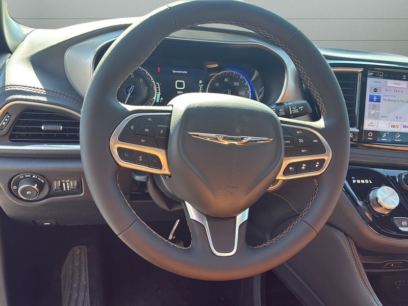 Chrysler Pacifica Vehicle Full-screen Gallery Image 27