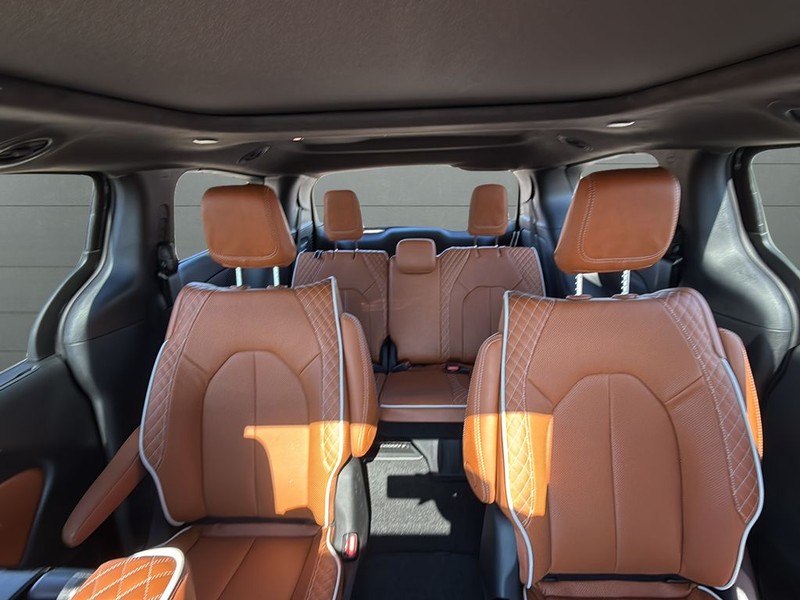 Chrysler Pacifica Vehicle Full-screen Gallery Image 28