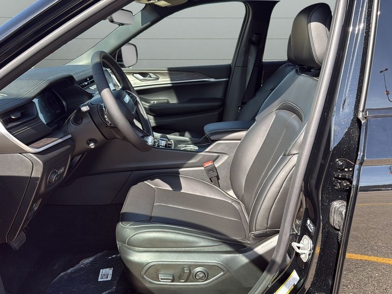 Jeep Grand Cherokee Vehicle Full-screen Gallery Image 10