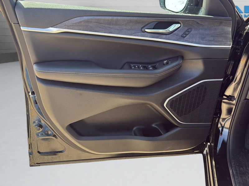 Jeep Grand Cherokee Vehicle Full-screen Gallery Image 11