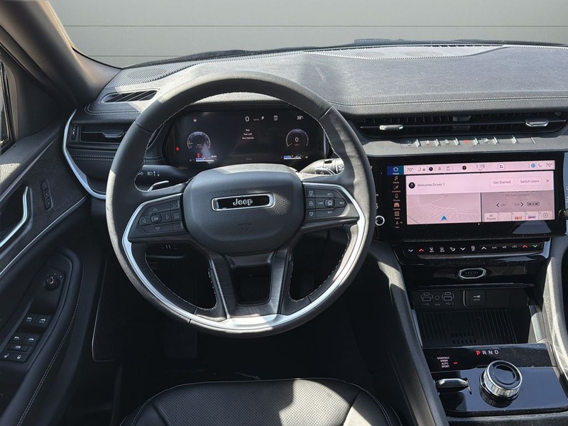 Jeep Grand Cherokee Vehicle Full-screen Gallery Image 12