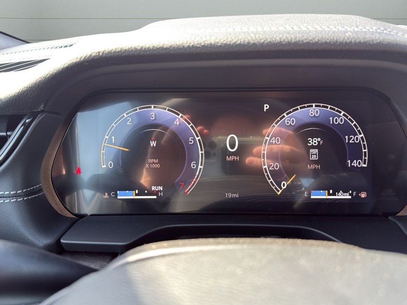 Jeep Grand Cherokee Vehicle Full-screen Gallery Image 13