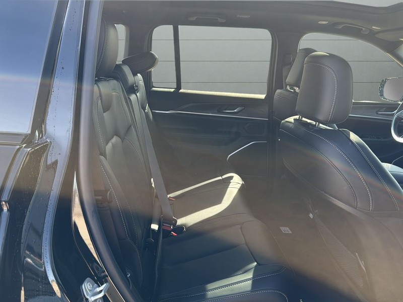 Jeep Grand Cherokee Vehicle Full-screen Gallery Image 14