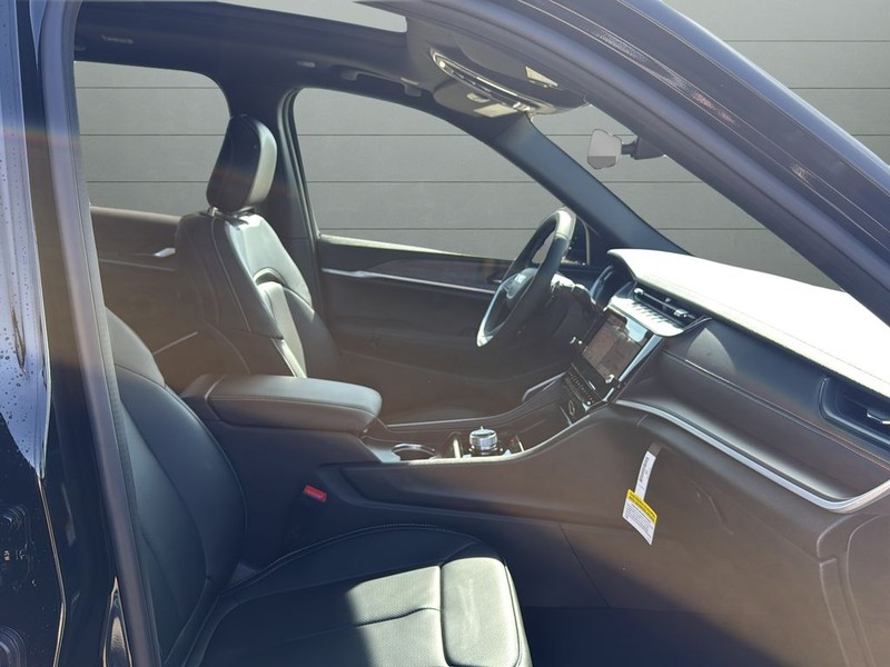 Jeep Grand Cherokee Vehicle Full-screen Gallery Image 15