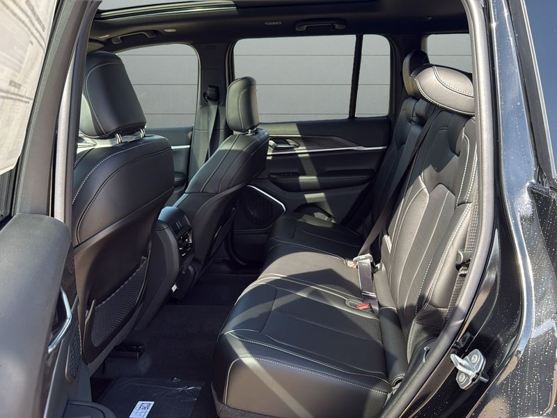 Jeep Grand Cherokee Vehicle Full-screen Gallery Image 17