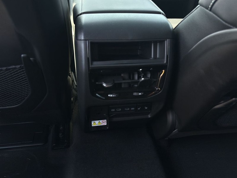 Jeep Grand Cherokee Vehicle Full-screen Gallery Image 18