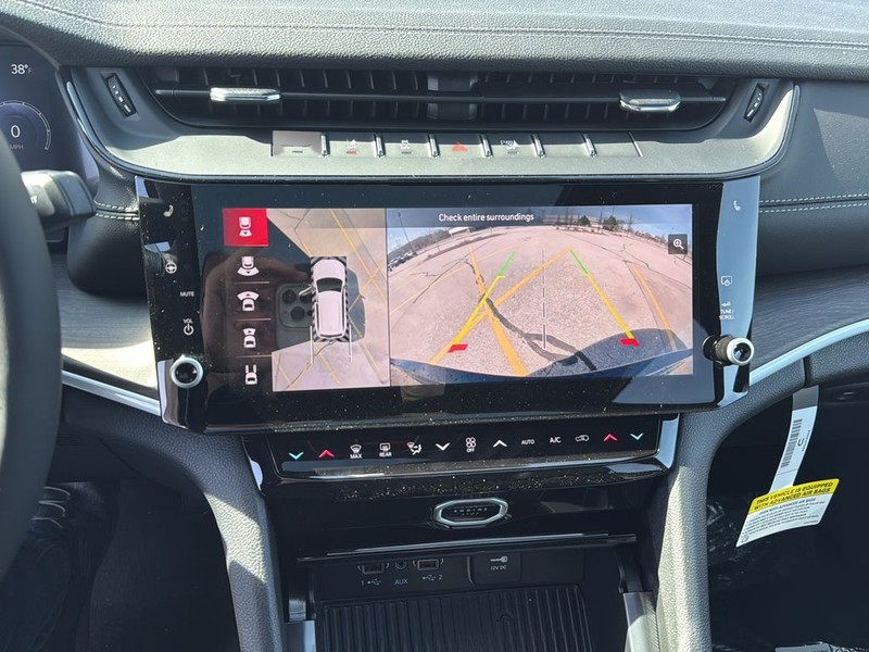 Jeep Grand Cherokee Vehicle Full-screen Gallery Image 24