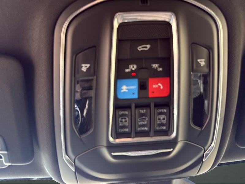 Jeep Grand Cherokee Vehicle Full-screen Gallery Image 25