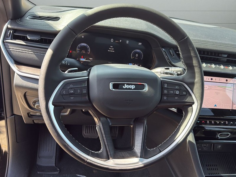 Jeep Grand Cherokee Vehicle Full-screen Gallery Image 29