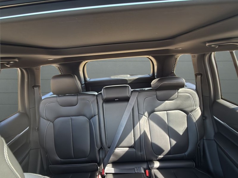 Jeep Grand Cherokee Vehicle Full-screen Gallery Image 30