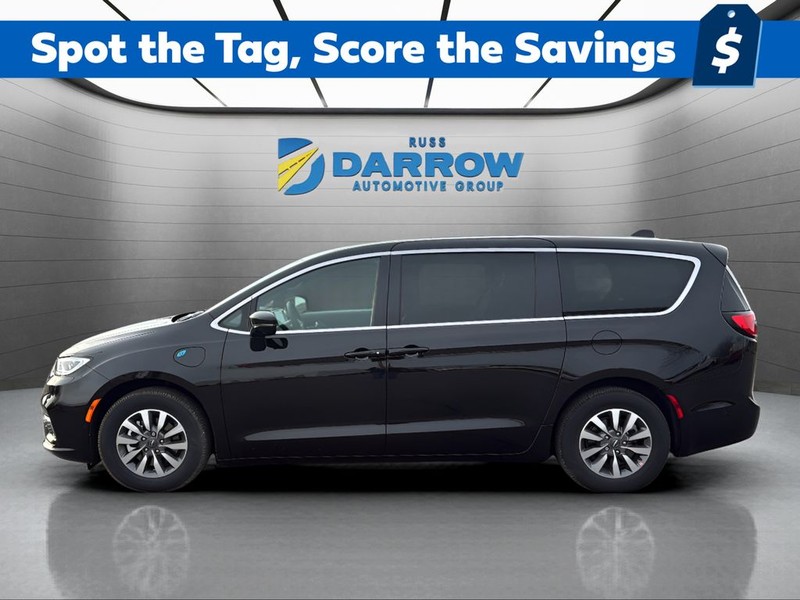 Chrysler Pacifica Vehicle Full-screen Gallery Image 2