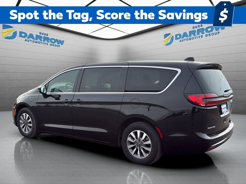 Chrysler Pacifica Vehicle Full-screen Gallery Image 3