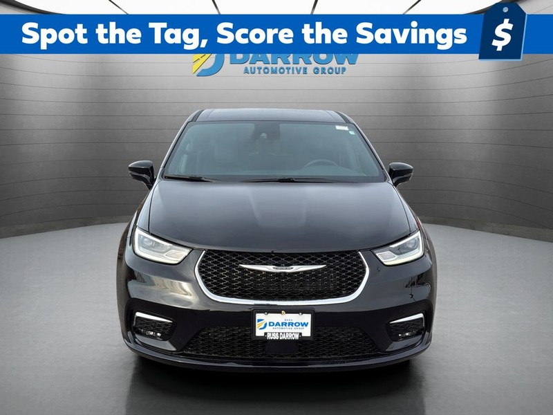 Chrysler Pacifica Vehicle Full-screen Gallery Image 8