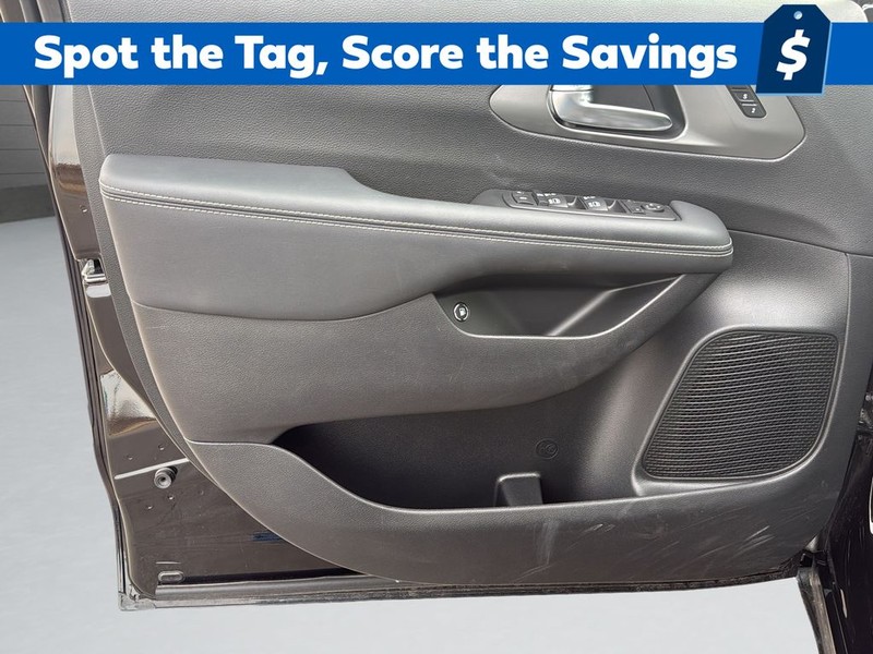 Chrysler Pacifica Vehicle Full-screen Gallery Image 11