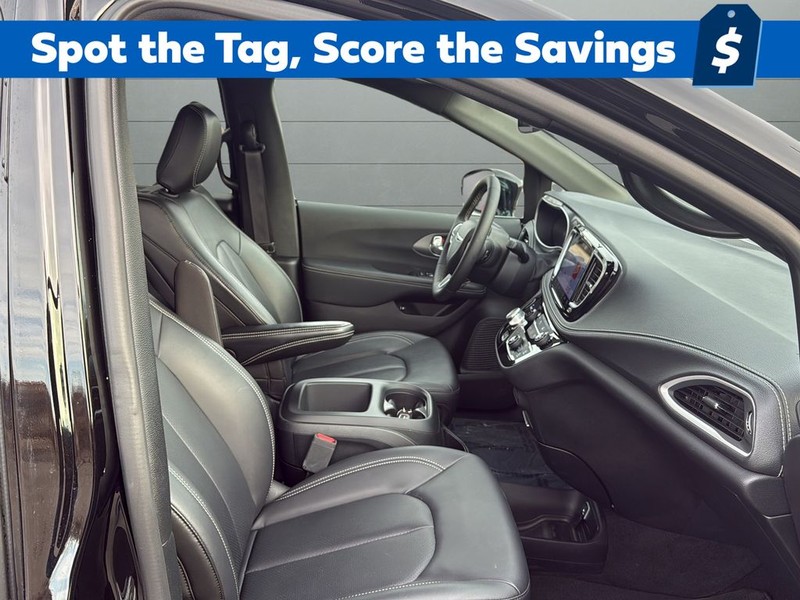 Chrysler Pacifica Vehicle Full-screen Gallery Image 15