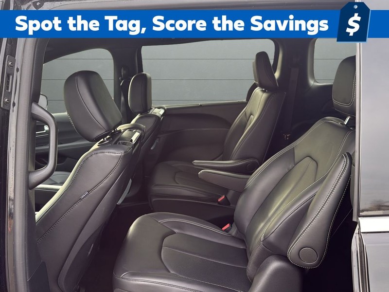 Chrysler Pacifica Vehicle Full-screen Gallery Image 16