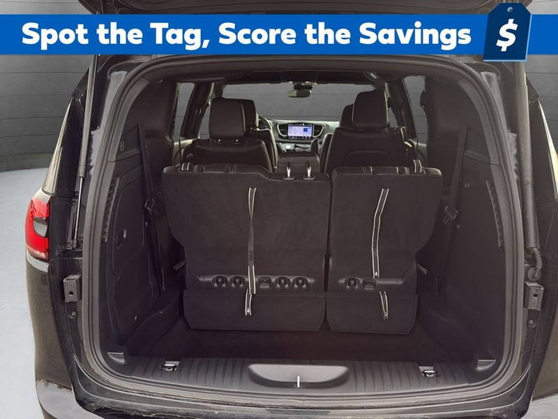 Chrysler Pacifica Vehicle Full-screen Gallery Image 23