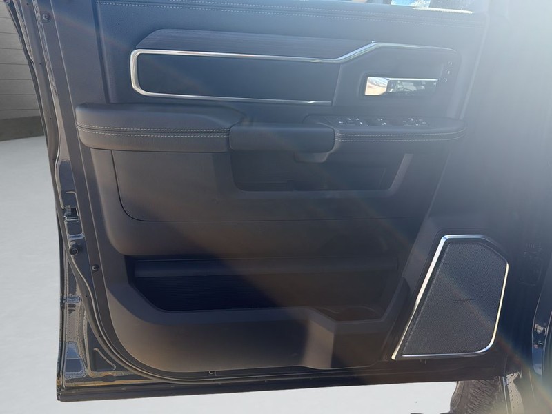 Ram 2500 Vehicle Full-screen Gallery Image 11