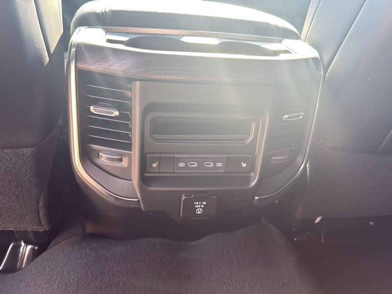 Ram 2500 Vehicle Full-screen Gallery Image 18