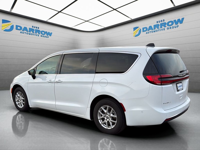 Chrysler Pacifica Vehicle Full-screen Gallery Image 3