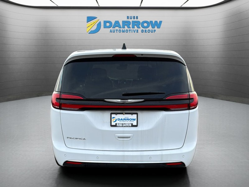 Chrysler Pacifica Vehicle Full-screen Gallery Image 4