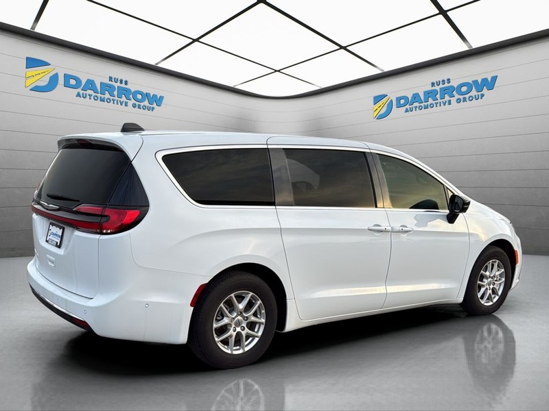 Chrysler Pacifica Vehicle Full-screen Gallery Image 5