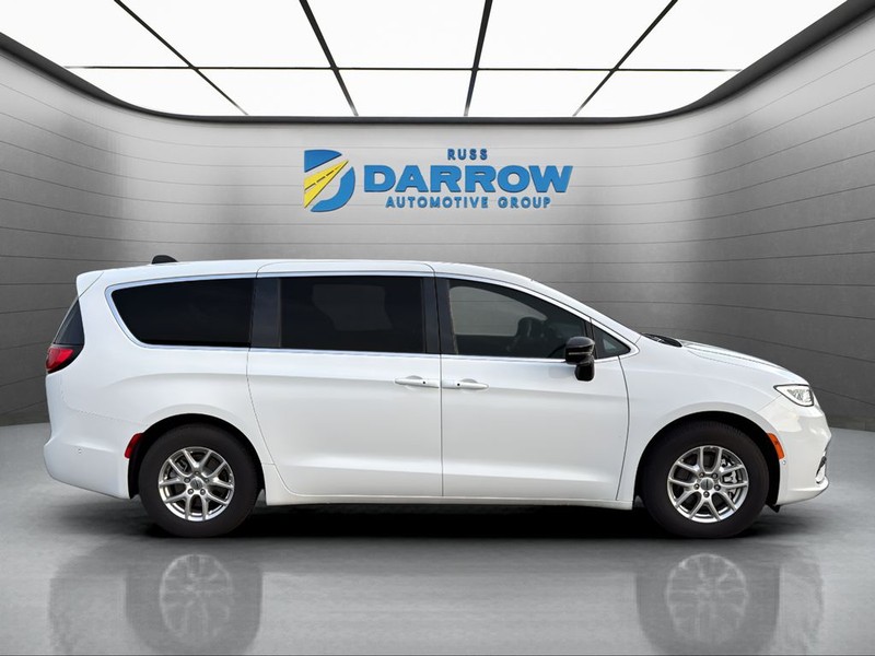 Chrysler Pacifica Vehicle Full-screen Gallery Image 6