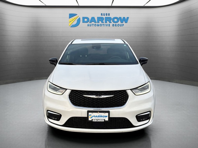 Chrysler Pacifica Vehicle Full-screen Gallery Image 8