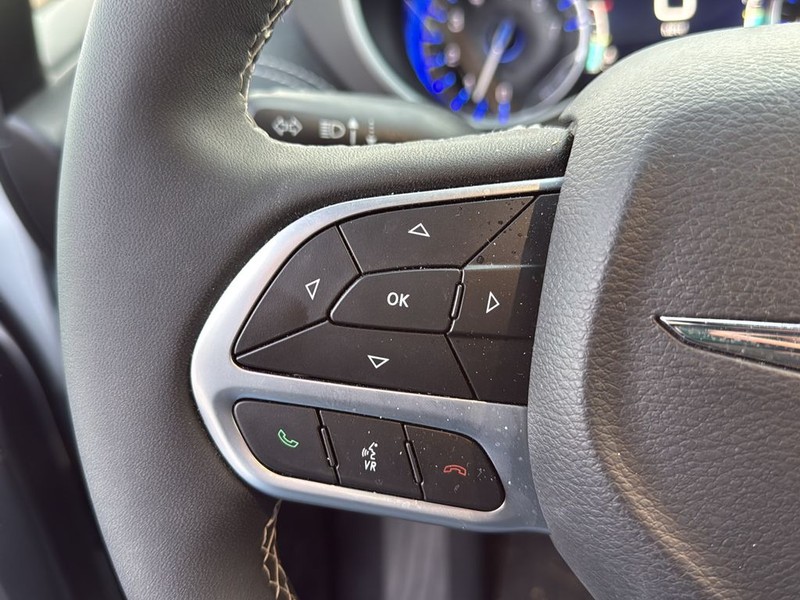 Chrysler Pacifica Vehicle Full-screen Gallery Image 9