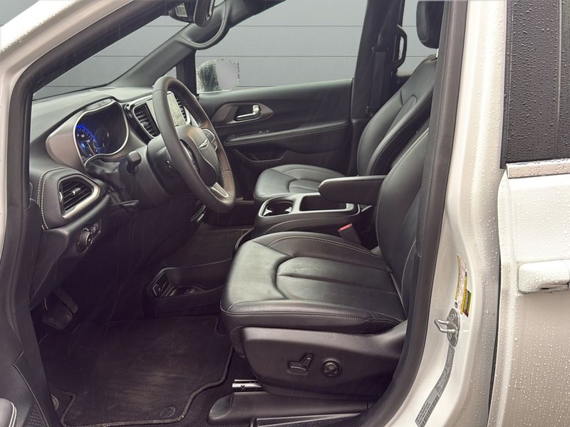 Chrysler Pacifica Vehicle Full-screen Gallery Image 10