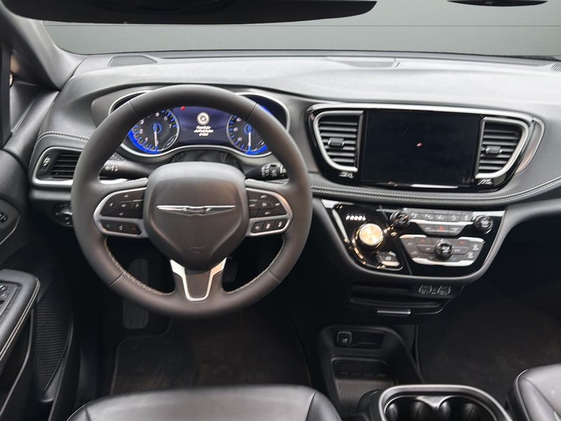 Chrysler Pacifica Vehicle Full-screen Gallery Image 12