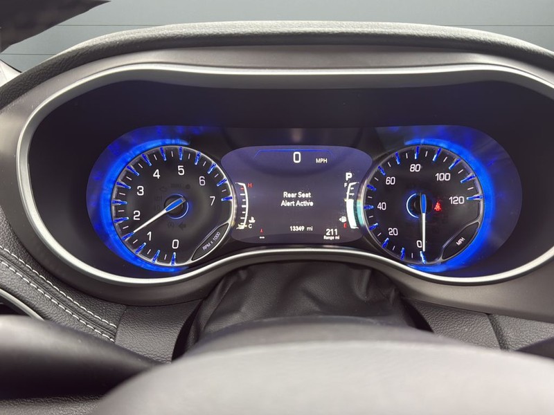 Chrysler Pacifica Vehicle Full-screen Gallery Image 13