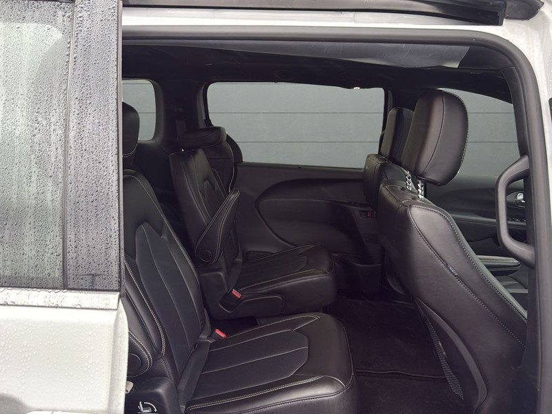 Chrysler Pacifica Vehicle Full-screen Gallery Image 14