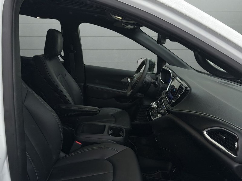 Chrysler Pacifica Vehicle Full-screen Gallery Image 15