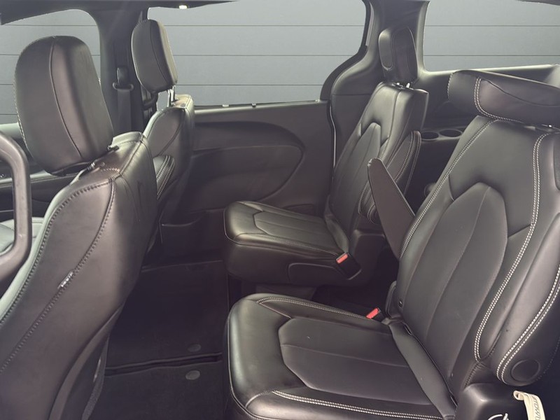 Chrysler Pacifica Vehicle Full-screen Gallery Image 17