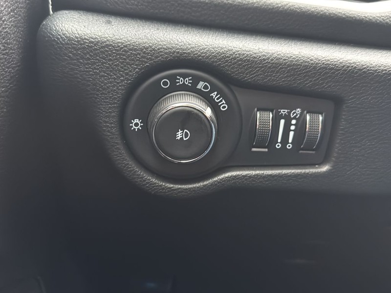 Chrysler Pacifica Vehicle Full-screen Gallery Image 18