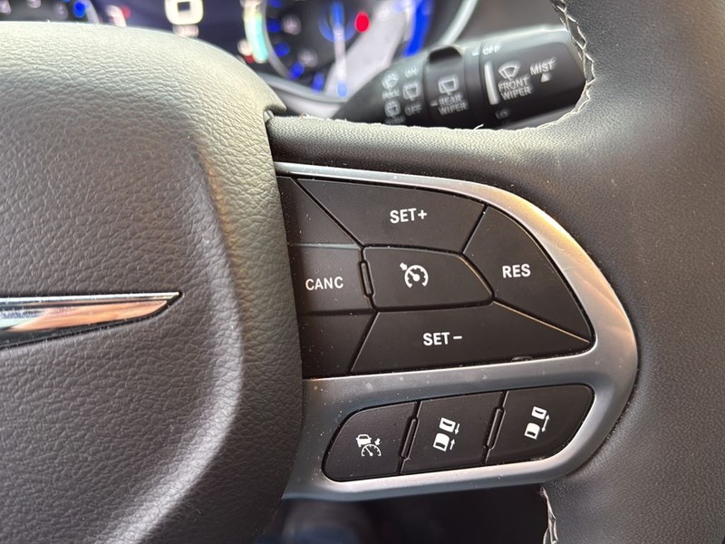 Chrysler Pacifica Vehicle Full-screen Gallery Image 19