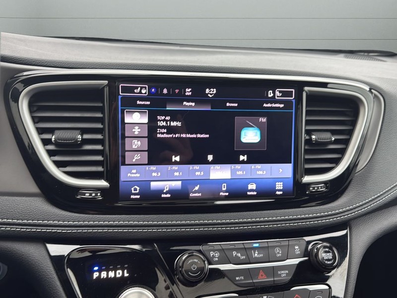 Chrysler Pacifica Vehicle Full-screen Gallery Image 21