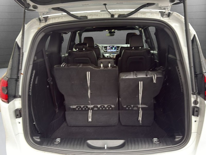 Chrysler Pacifica Vehicle Full-screen Gallery Image 24