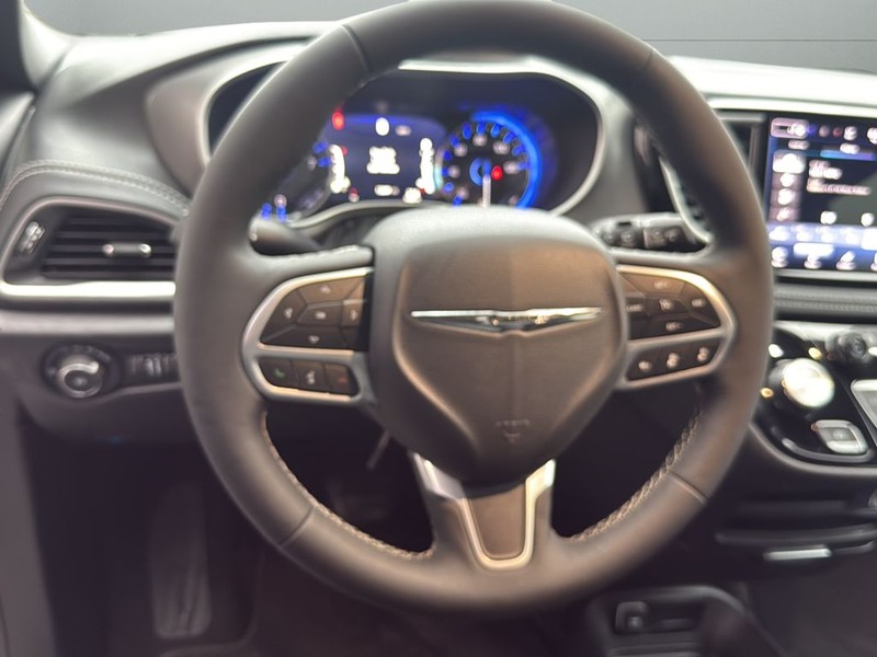 Chrysler Pacifica Vehicle Full-screen Gallery Image 26