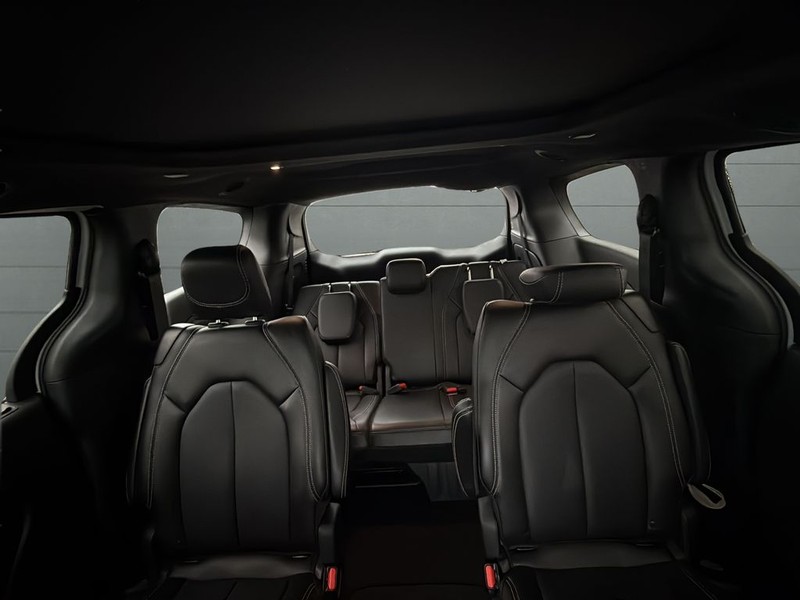 Chrysler Pacifica Vehicle Full-screen Gallery Image 27