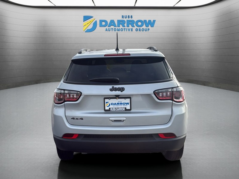 Jeep Compass Vehicle Full-screen Gallery Image 4